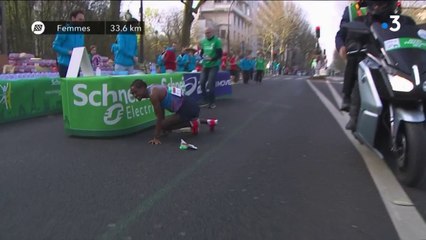 Marathon de Paris 2018 : Amane Gobena chute au ravitaillement