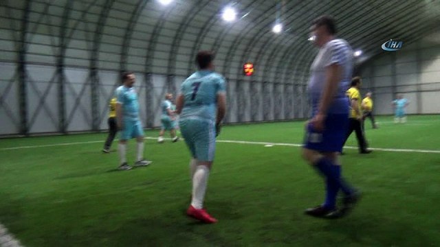 Maliye Bakanı Ağbal, halı saha maçında forma giydi