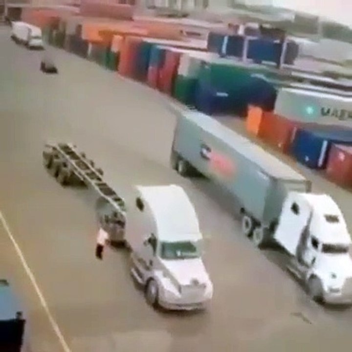 Un chauffeur de camion s’arrête au mauvais endroit et se fait percuter par une grue déplaçant un conteneur