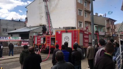 Sarıkamış’ta binanın çatısında çıkan yangın korkuya neden oldu