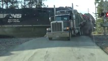 Un camion se retrouve bloqué sur un passage à niveau au moment ou un train passe