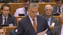 Al votar Orban insiste en su política antimigratoria y crítica con la UE