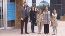 Las nietas de don Juan Carlos visitan a su abuelo con sus padres y doña Sofía