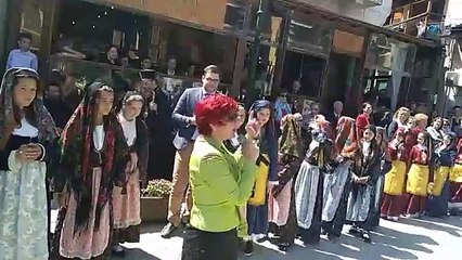 Παραδοσιακοί χοροί απο το εφηβικό και τα παιδικά τμήματα του Χορευτικού Αρναίας