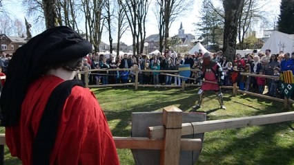 Duel d'escrime devant les mariés aux Médiévales d'Ouffet