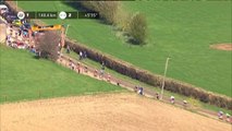 Paris-Roubaix   Michael Goolaerts au sol lors du passage du peloton