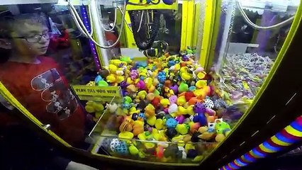 #116 WINNING at the claw machine! DUCK CRANE!!