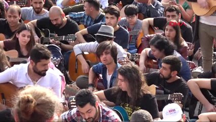 Adana'da Toplu Gitar Çalma Rekor Denemesi'nde İstenilen Sayıya Ulaşılamadı