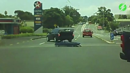 Ce corbillard a perdu quelque chose d'important au milieu de la route... Oups