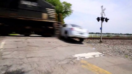 Une limousine se retrouve coincée sur un passage à niveau...