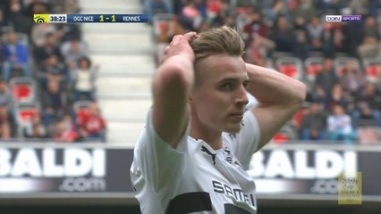 Video herunterladen: Brilliant Benitez save denies Bourigeaud goal from halfway