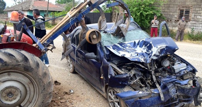 Traktöre Arkadan Çarptı, Pulluk Otomobile Saplandı: 6 Yaralı