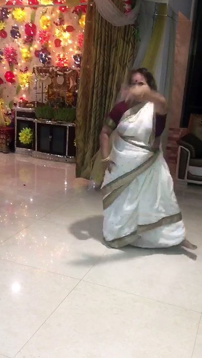 FUNNY DANCE BY OLD WOMAN - 'SONG HASTA HUA NURANI CHEHRA'