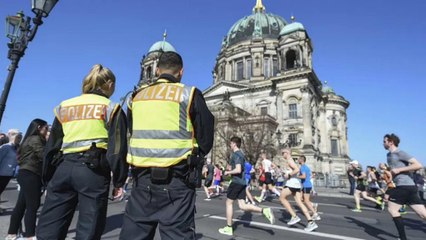 Berlino, 6 fermi. La polizia: "Volevano accoltellare gli spettatori della Mezza maratona"