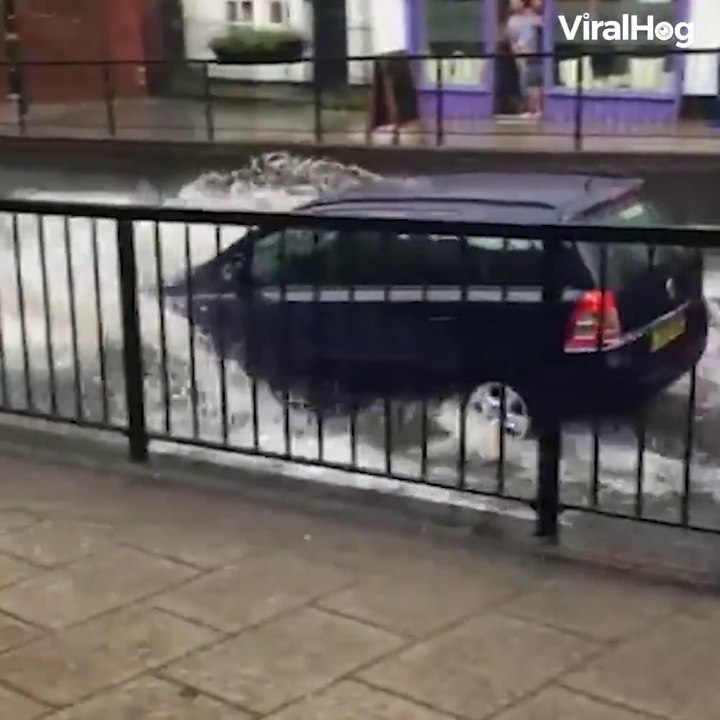 Un automobiliste anglais va tenter de traverser une grosse flaque... Très grosse flaque
