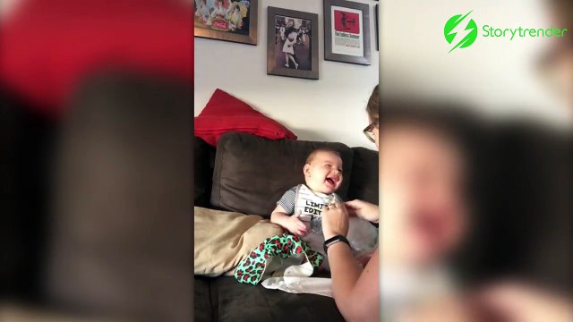Le fou-rire incroyable de ce bébé quand papa éclate du papier bulle! Trop mignon