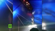 Un acróbata se cae de una cuerda durante una actuación en un circo en Siberia