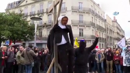 - Fransa’daki protestolarda Macron’un maketi yakıldı