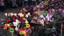 Juguetes y flores: Homenaje a las víctimas del incendio en el centro comercial de Kémerovo (Rusia)