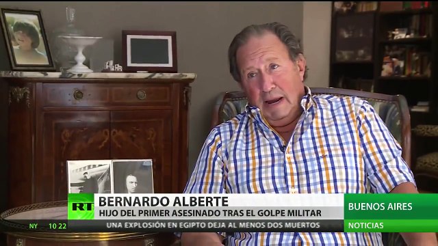 Manifestantes llevan una bandera con los rostros de los desaparecidos en Argentina