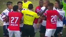 Dos jugadores de futbol peruanos se abrazan durante una pelea