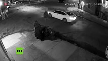 Paciencia y dedicación: Ladrón desmonta una señal para robar una bicicleta