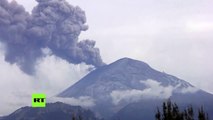 El volcán Popocatépetl, situado al sureste de la Ciudad de México, arroja cenizas