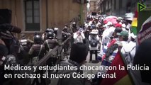 Médicos bolivianos cumplen un mes en huelga