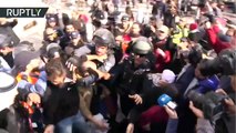 Un policía israelí golpea en la cara a una mujer palestina durante los enfrentamientos en Jerusalén