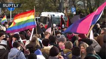 Polonia: Cientos protestan contra la marcha nacionalista en Varsovia