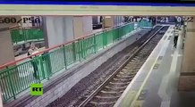 Un hombre empuja a una mujer a las vías del tren y sigue su camino como si nada