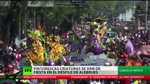 Criaturas coloridas desfilan por la capital de México