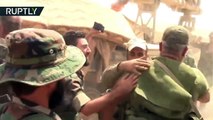 Soldados sirios se abrazan tras poner fin al asedio del Estado Islámico sobre Deir ez-Zor.