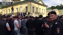 Musulmanes se reúnen frente a la Embajada de Birmania en Moscú en apoyo de los rohinyás