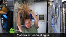 ¿Cómo se lavan el pelo los astronautas?