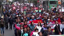 Miles de profesores protestan en Perú contra los bajos salarios