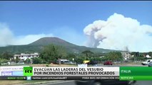 Evacúan las laderas del Vesubio por incendios forestales provocados