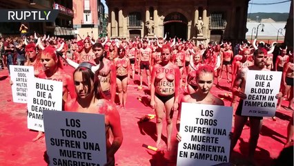 Se desnudan para exigir la desaparición de las fiestas taurinas de San Fermín en España