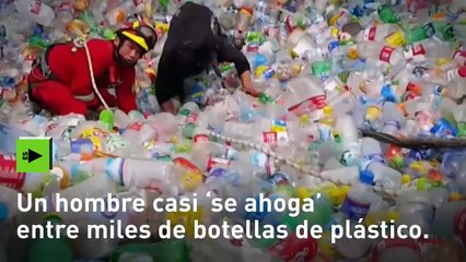 Un hombre casi se ahoga en un 'mar' de botellas de plástico