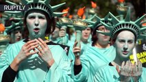 100 'Estatuas de la Libertad' protestan contra los primeros 100 días de gobierno de Donald Trump