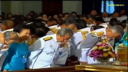 ฮากันน้ำตาเล็ด! เมื่อ ร.10 อุ้มองค์ทีวิ่งตามพระราชินีให้ทันเพลงสรรเสริญฯ เพิ่งเคยเห็นภาพแบบนี้!