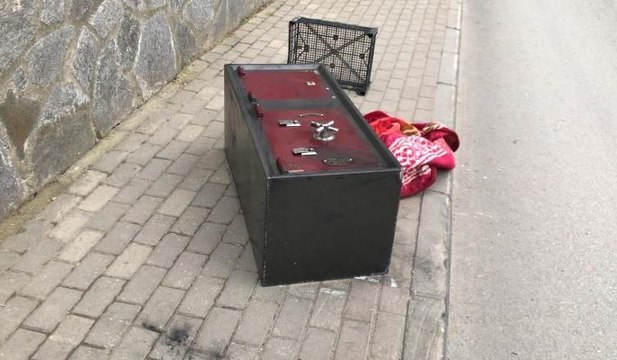 Çaldıkları kasayı açamayınca cadde kenarında bıraktılar