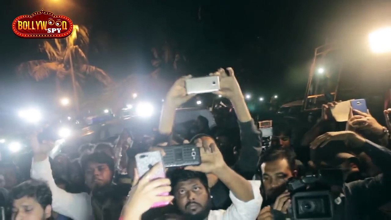 Salman Khan Tells Fans To Go And Sleep From His Balcony | Galaxy Apartment | Blackbuck Case