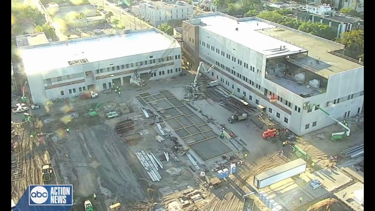 Une grue s'effondre sur un chantier où des ouvriers travaillent