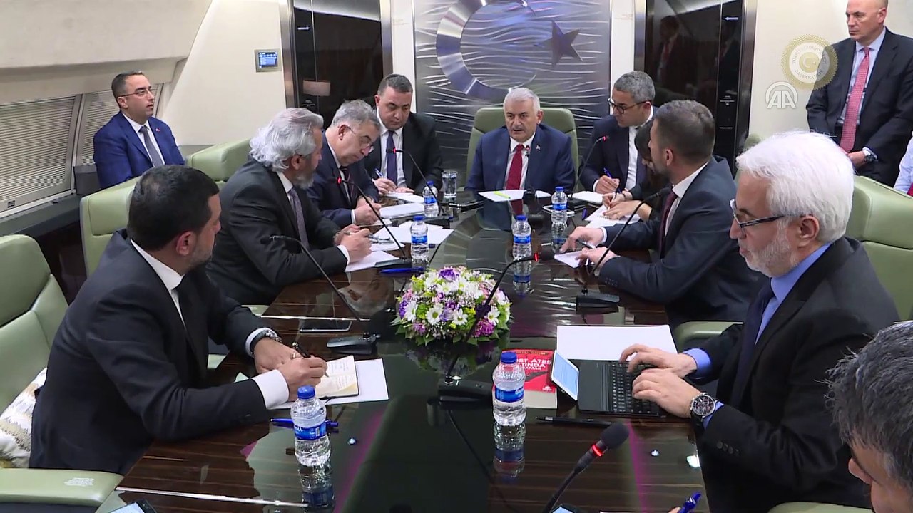 Başbakan Yıldırım uçakta gazetecilerin sorularını yanıtladı - KABİL