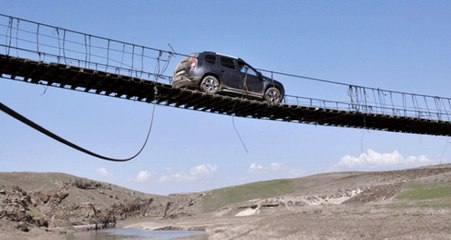 Ölümüne Yolculuk! Kopmak Üzere Olan Köprüden Araçlarıyla Geçiyorlar