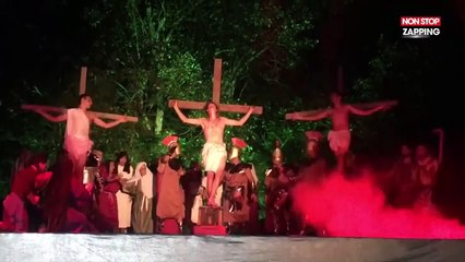 Brésil : Pour sauver "Jésus", un homme monte sur scène et frappe un acteur (Vidéo)