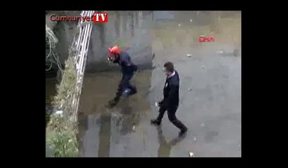Sinir krizi geçiren kadın kendisine yardım etmek isteyenlere zor anlar yaşattı