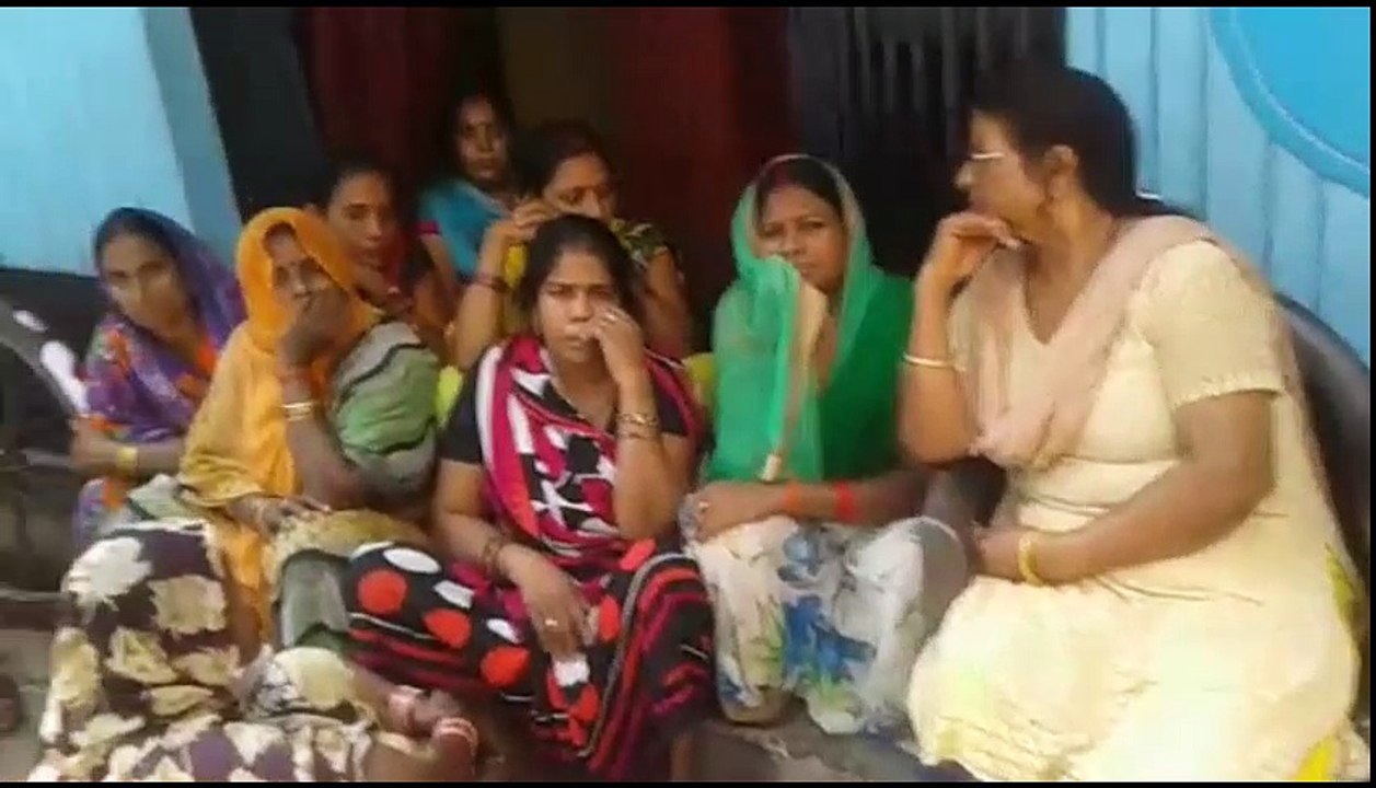 प्रापर्टी डीलर की हत्‍या को लेकर गोरखपुर में गम और गुस्‍सा, घर पर उमड़ी भीड़