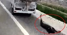 İnsanlık Dışı! Köpeği Motosikletin Arkasına Bağlayıp Sürükledi